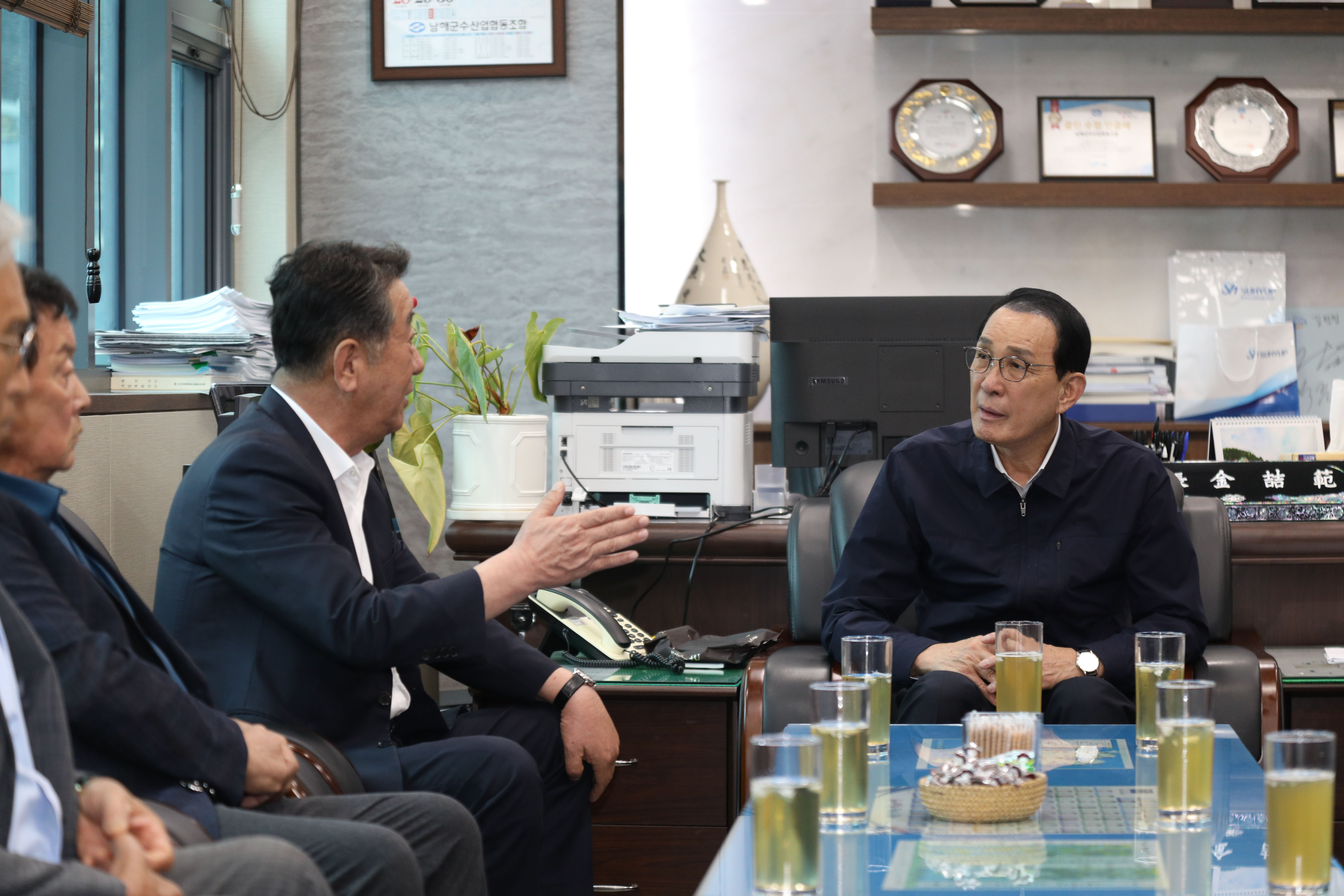 20250909 경남지역 적조 양식장 피해 현장점검 (남해군수협) (2).jpg 첨부 이미지